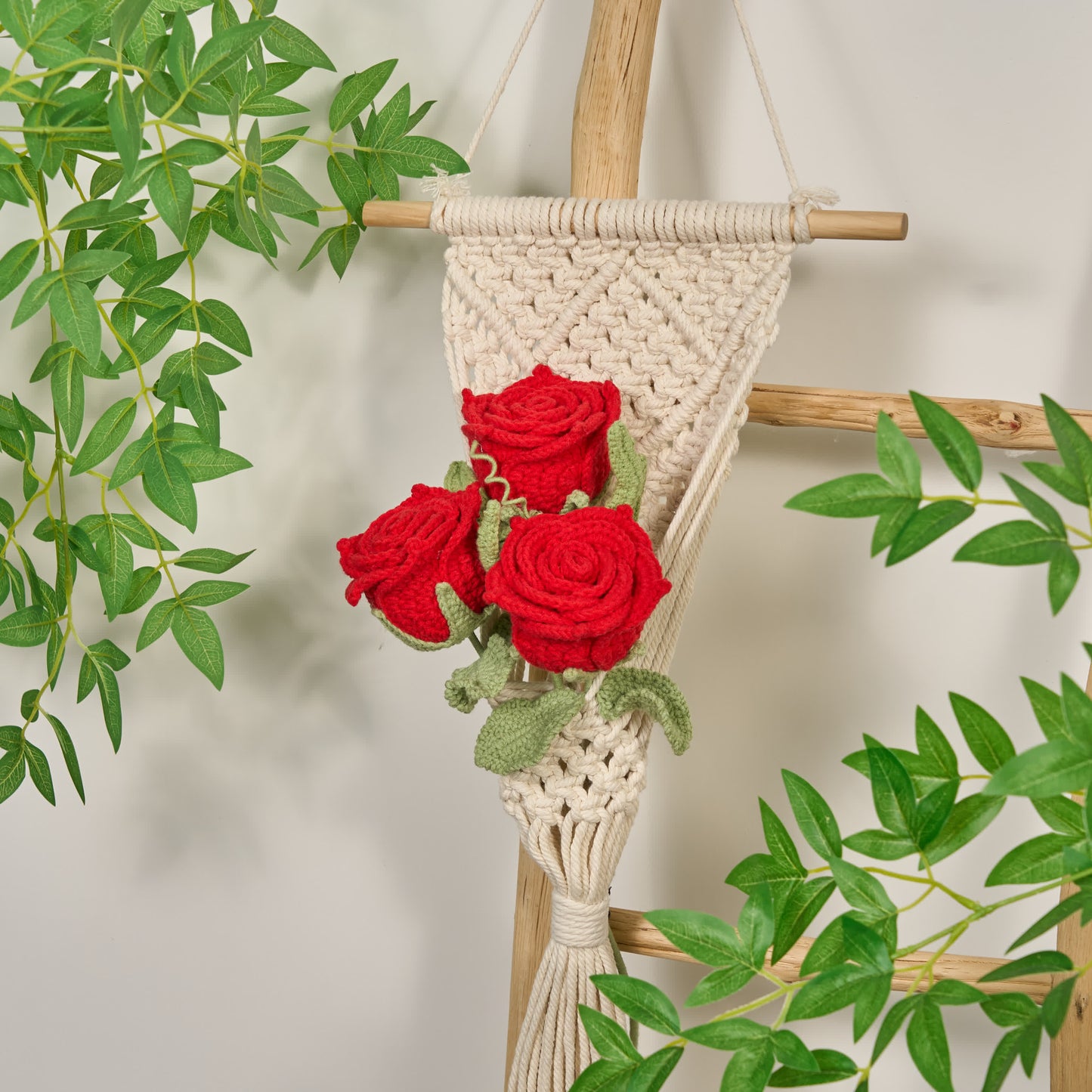 Ornement tissé à la main avec un bouquet de roses lumineuses