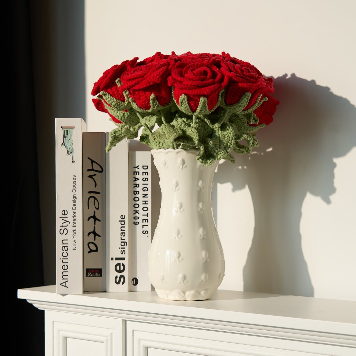 Ornement tissé à la main avec un bouquet de roses lumineuses