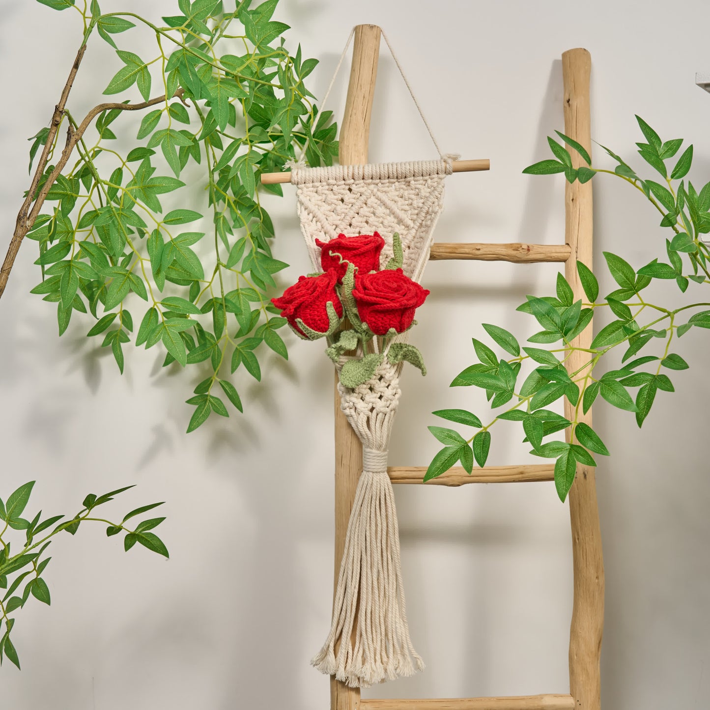 Ornement tissé à la main avec un bouquet de roses lumineuses