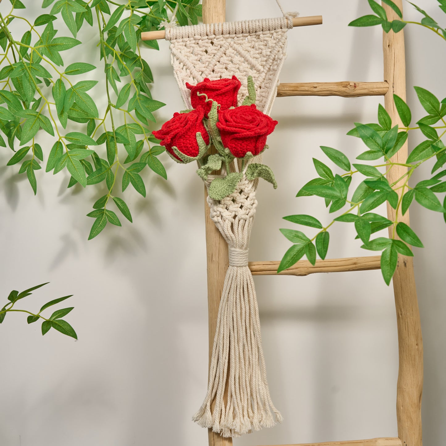 Ornement tissé à la main avec un bouquet de roses lumineuses