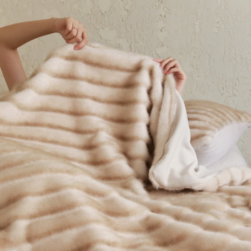 Couverture moderne en fausse fourrure à rayures