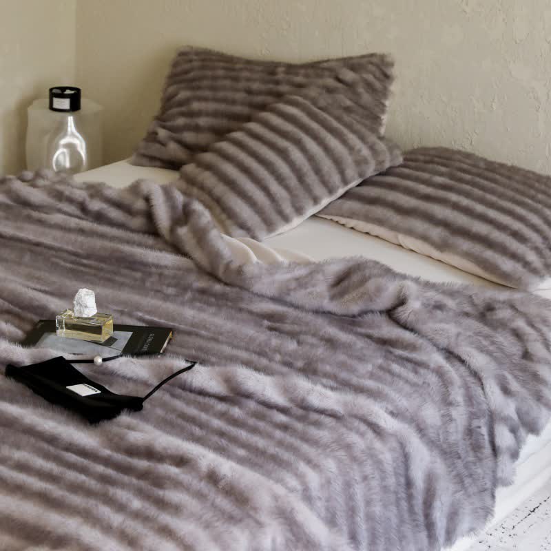 Couverture moderne en fausse fourrure à rayures