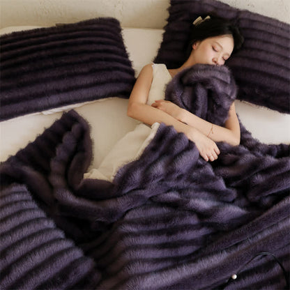 Couverture moderne en fausse fourrure à rayures