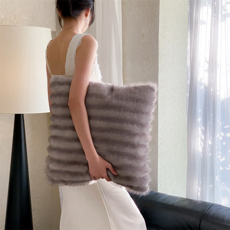 Couverture moderne en fausse fourrure à rayures