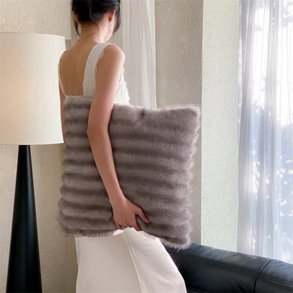 Couverture moderne en fausse fourrure à rayures