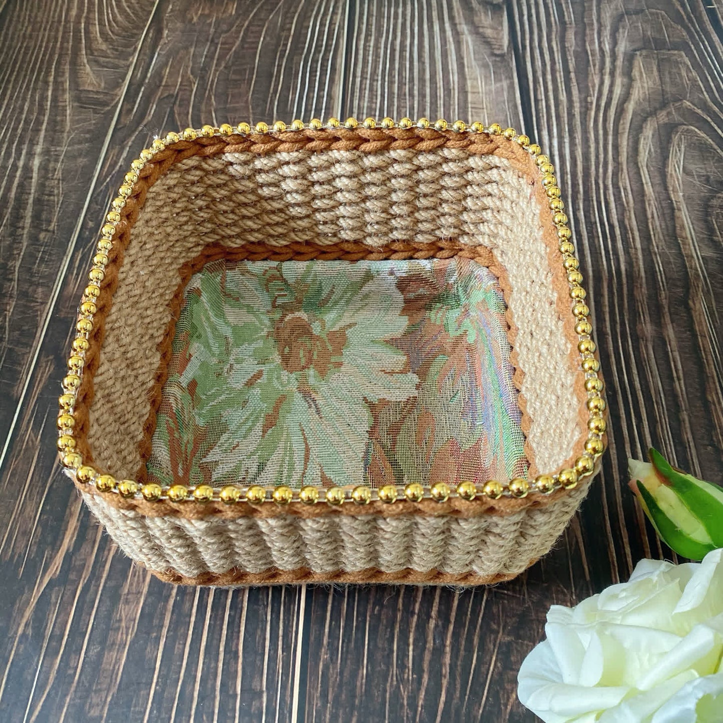 Panier de rangement de table tissé à la main de style vintage avec motif floral