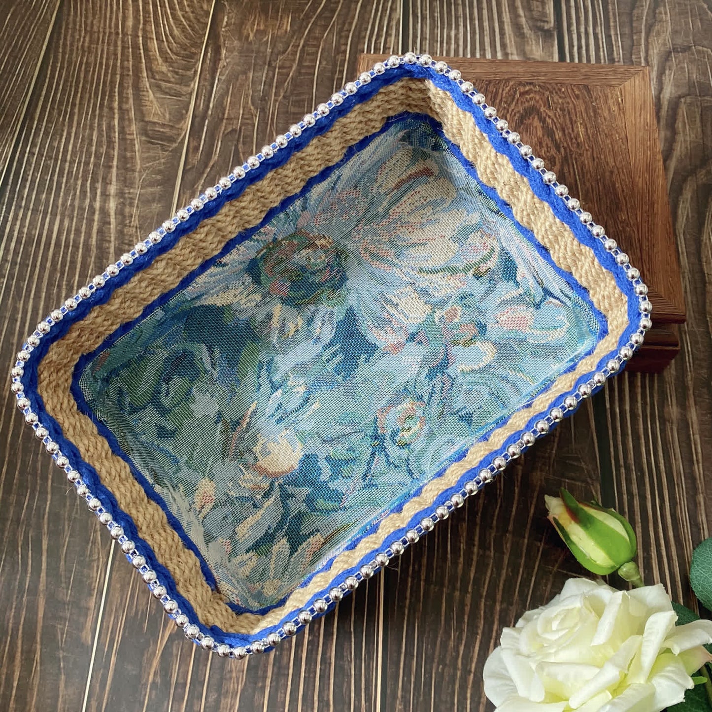 Panier de rangement de table tissé à la main de style vintage avec motif floral