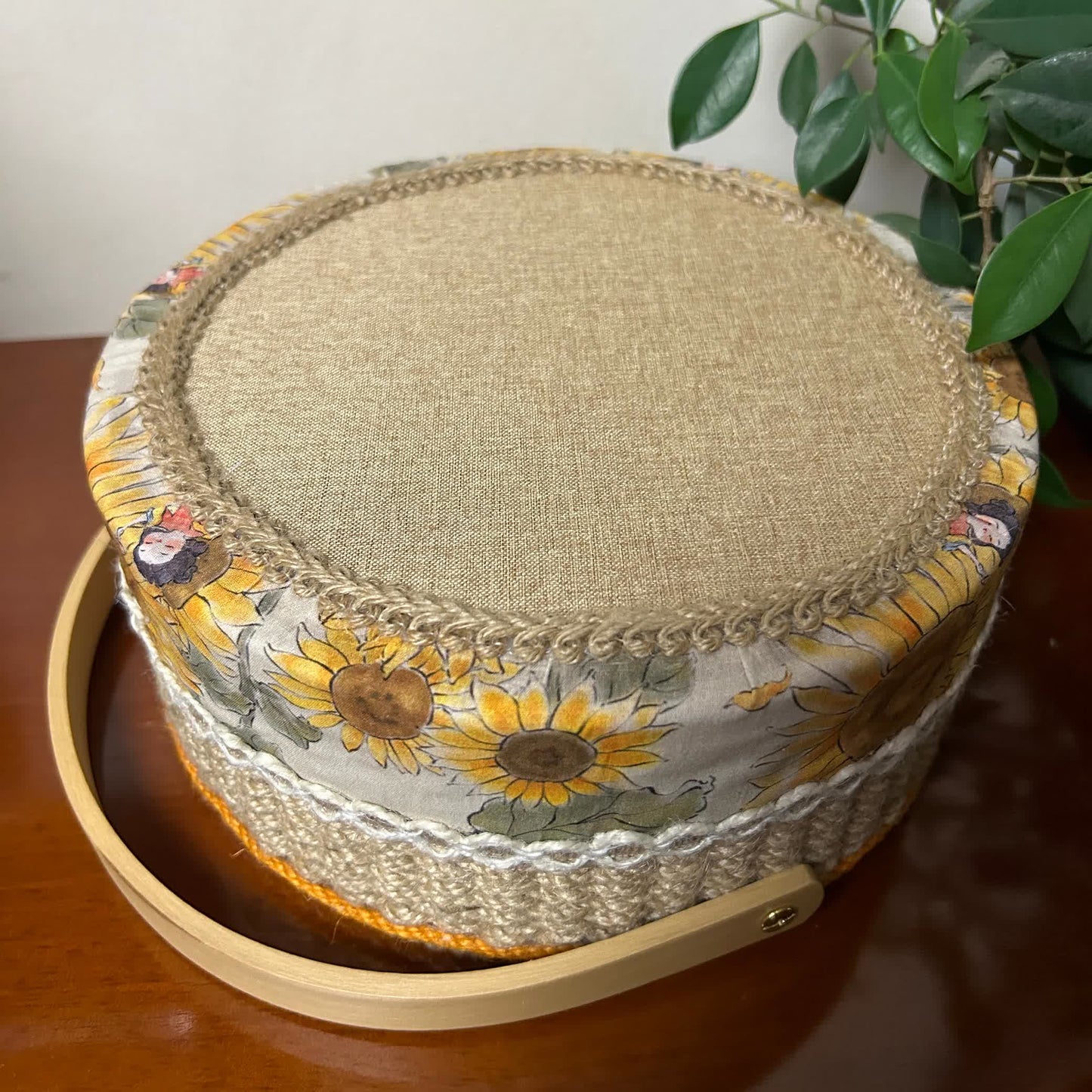 Panier de rangement fait main en corde de chanvre avec tournesol