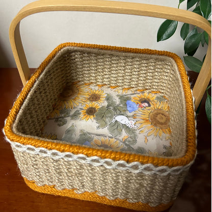 Panier de rangement fait main en corde de chanvre avec tournesol