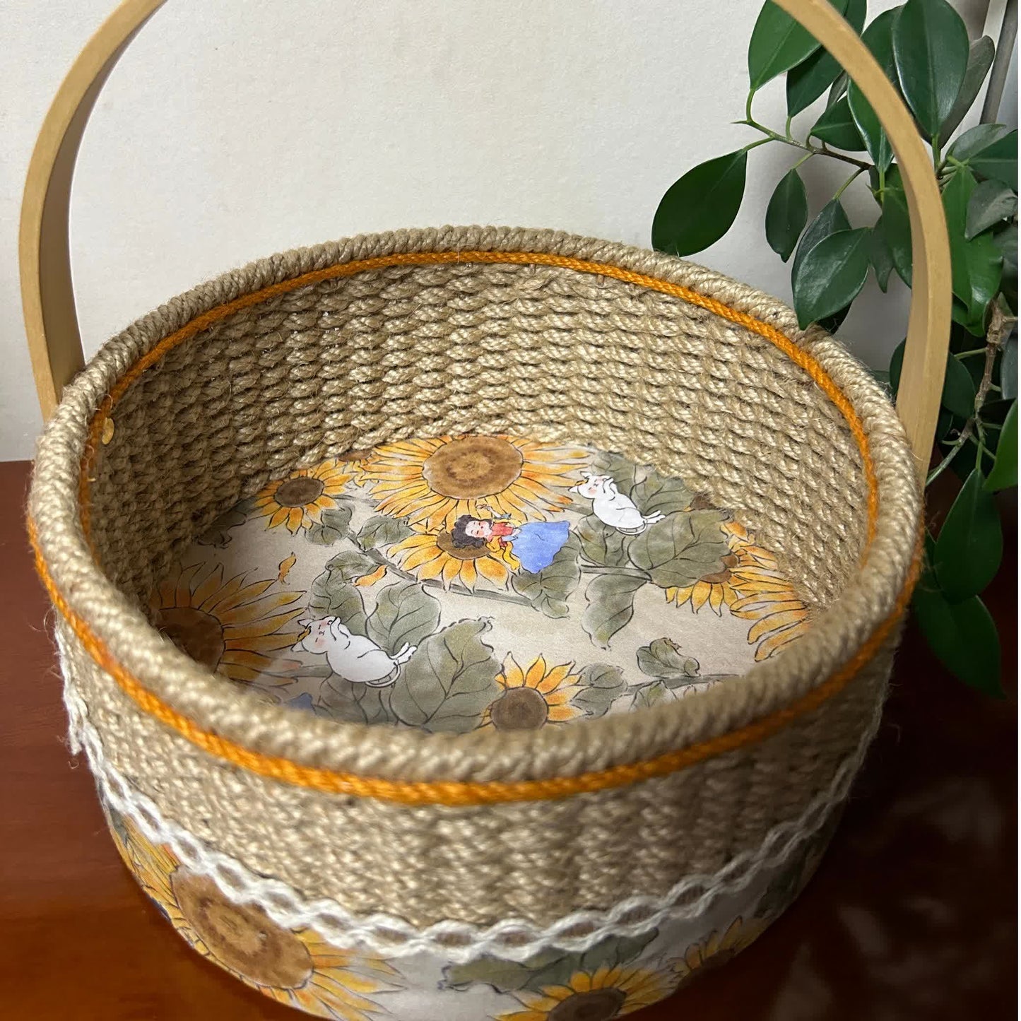 Panier de rangement fait main en corde de chanvre avec tournesol