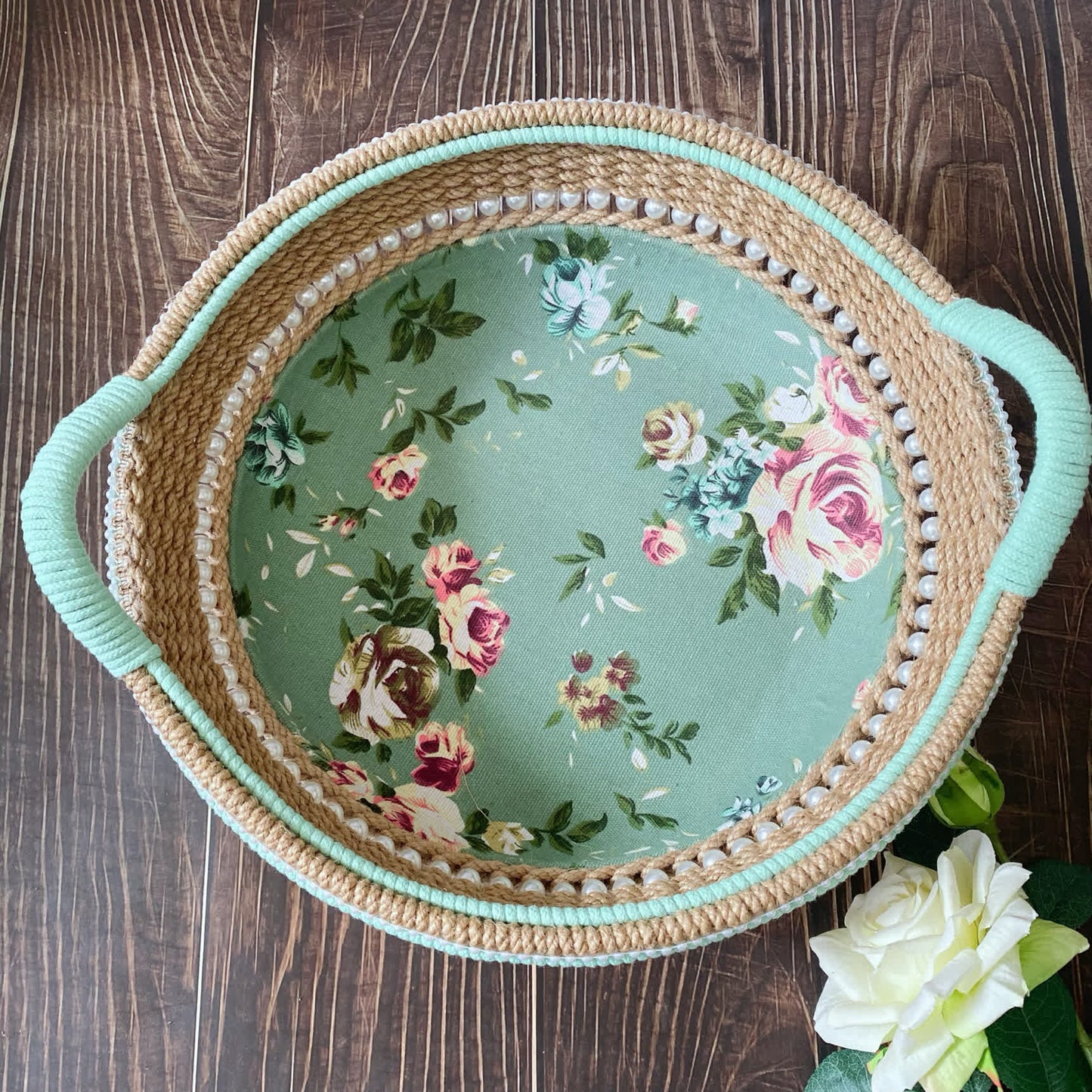 Élégant panier de rangement fait main avec rose