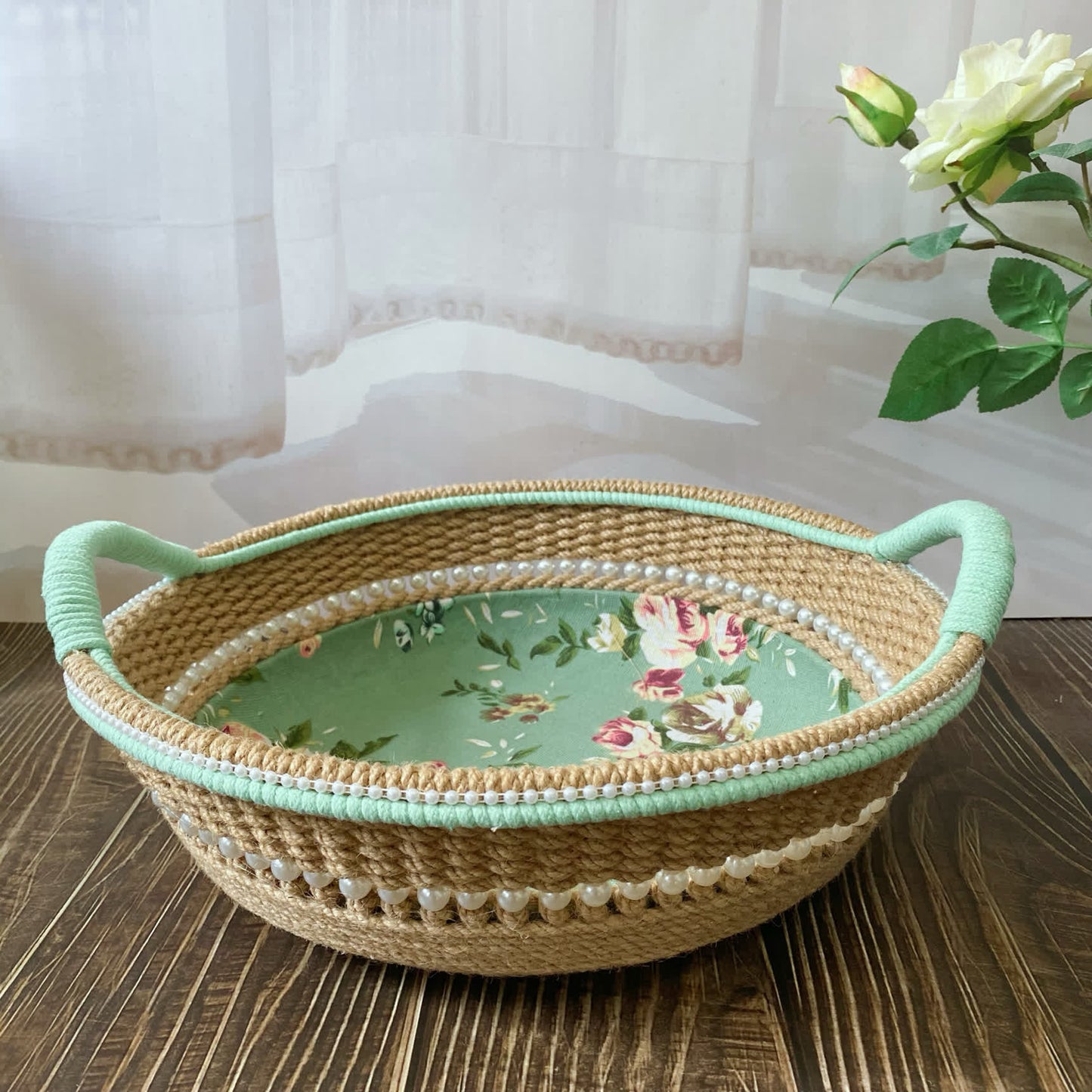 Élégant panier de rangement fait main avec rose