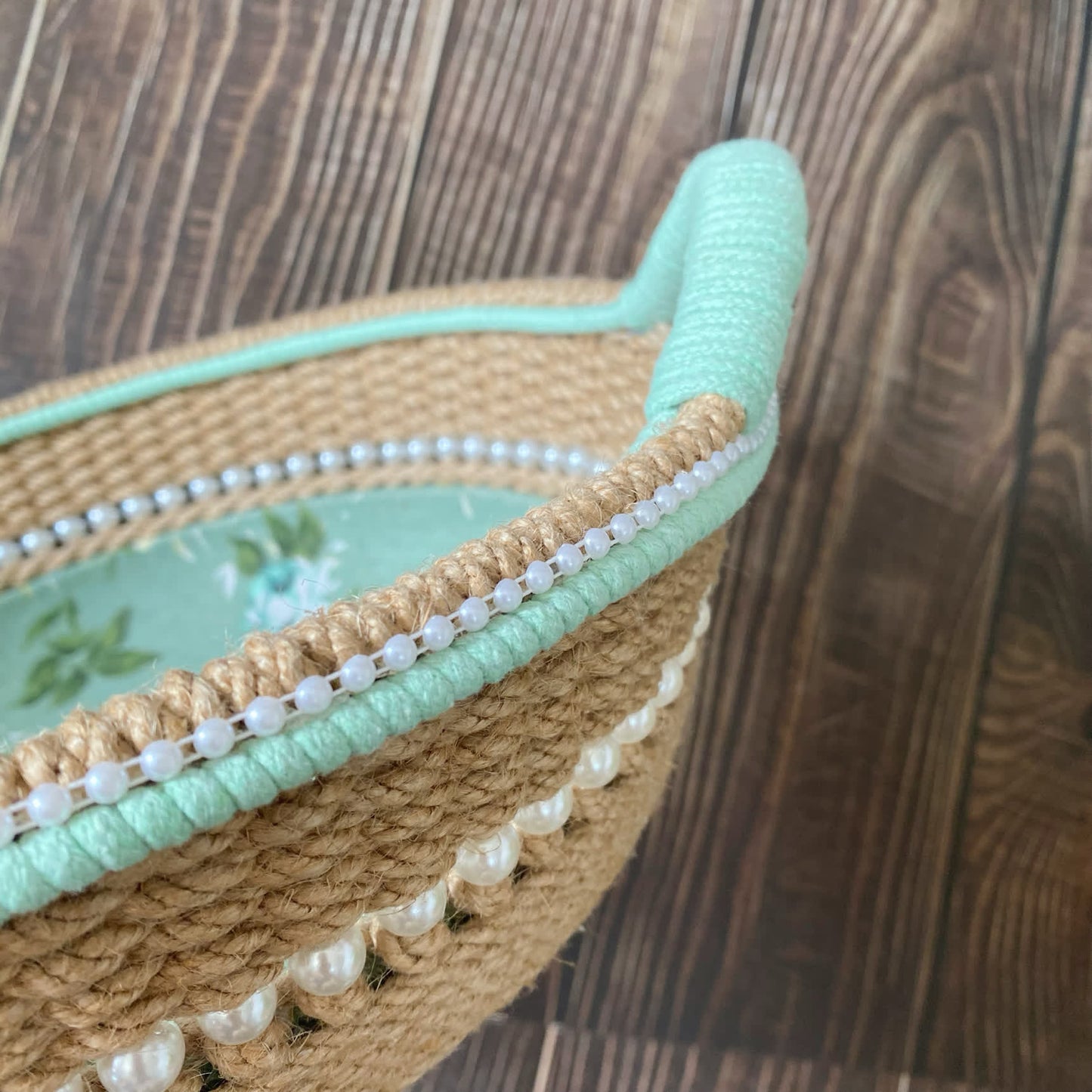 Élégant panier de rangement fait main avec rose