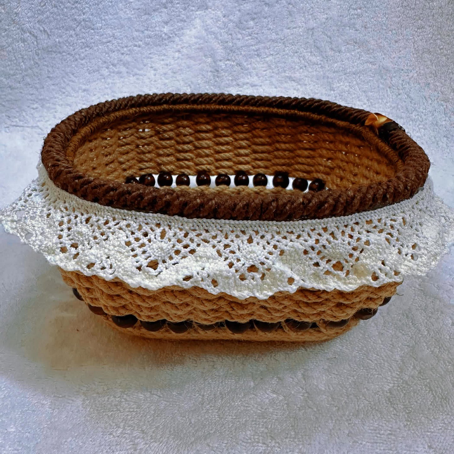 Panier de rangement fonctionnel avec bordure en dentelle florale