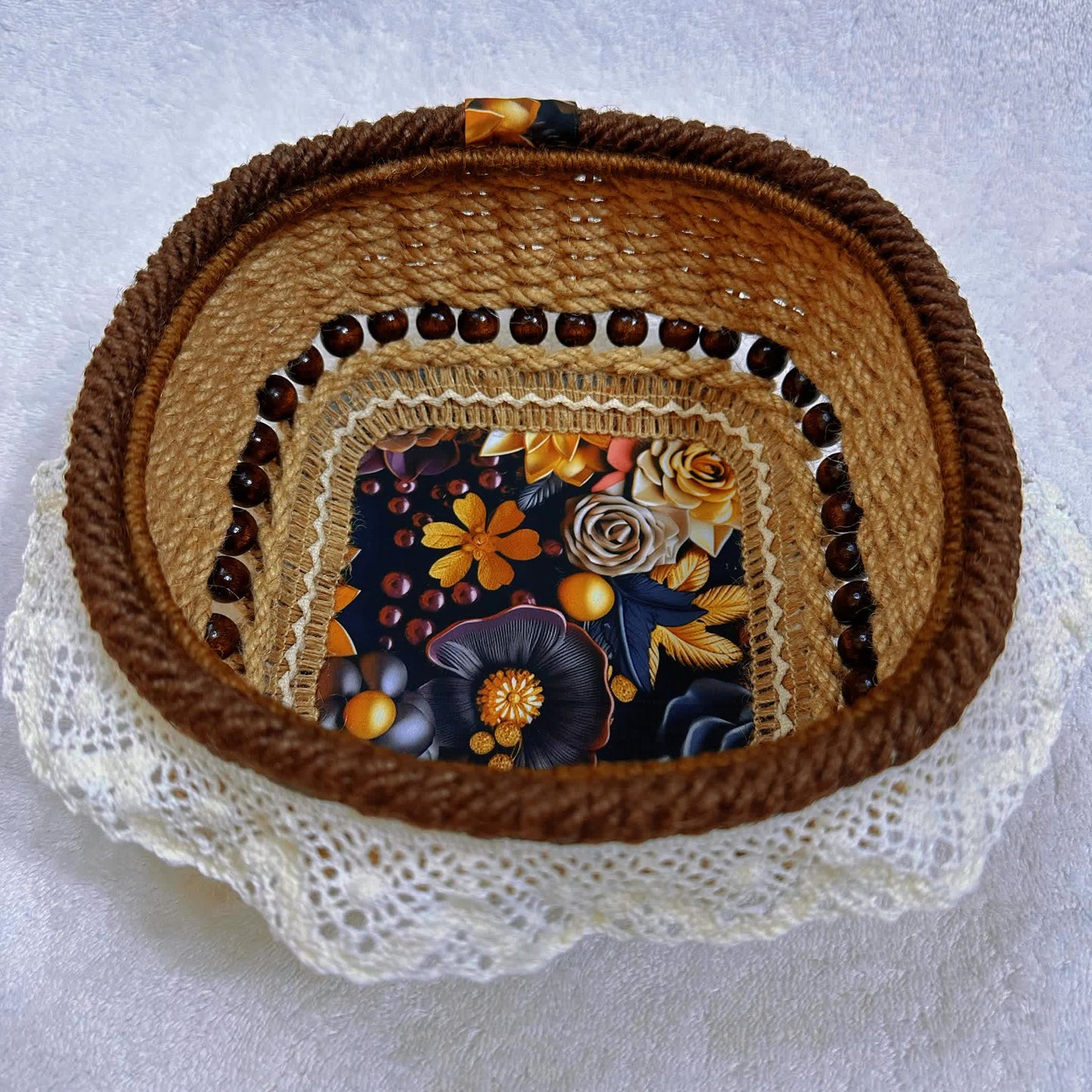 Panier de rangement fonctionnel avec bordure en dentelle florale