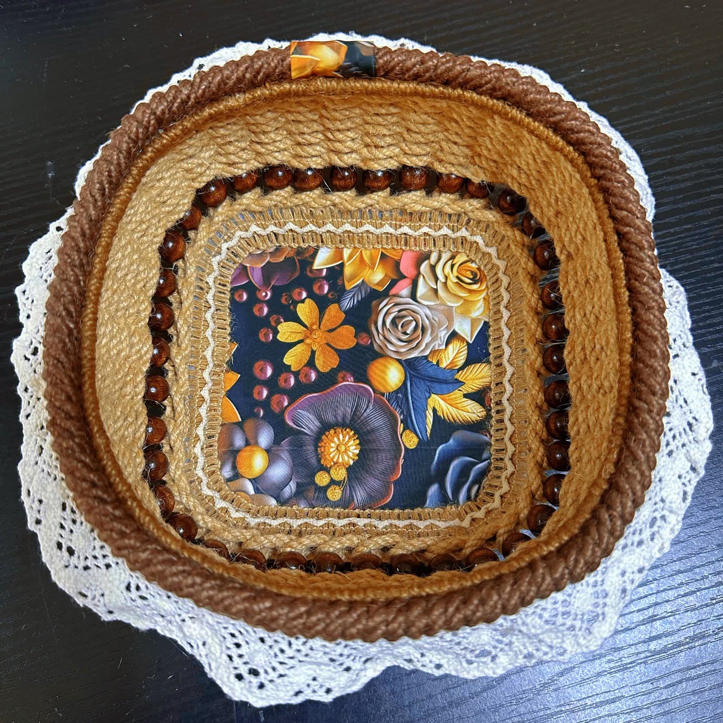 Panier de rangement fonctionnel avec bordure en dentelle florale