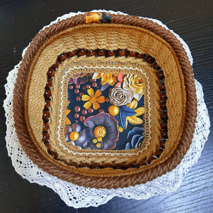Panier de rangement fonctionnel avec bordure en dentelle florale