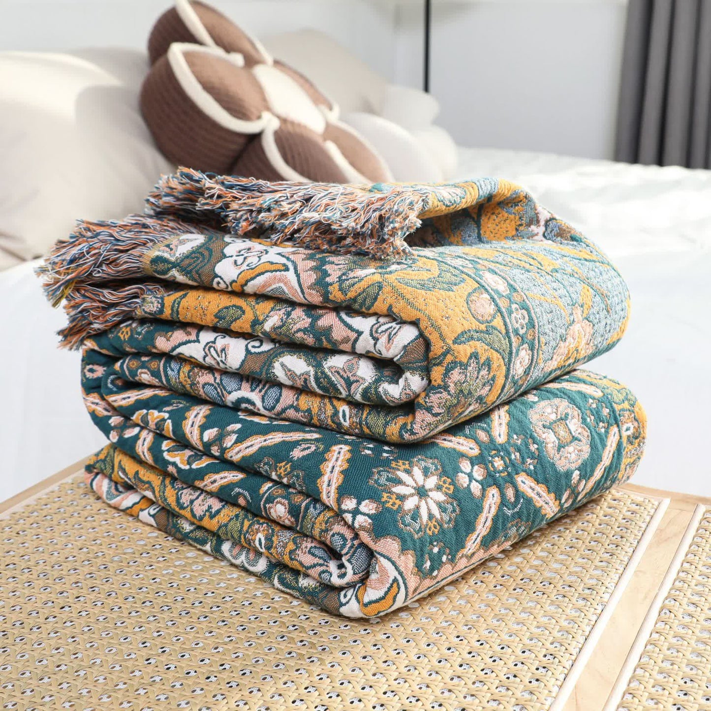 Couverture à pompons réversible en gaze de coton marocaine
