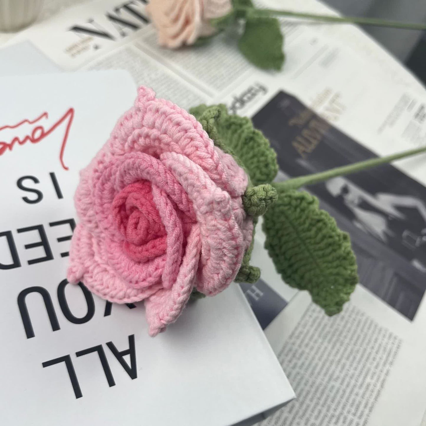 Ornement tissé à la main avec un bouquet de roses lumineuses