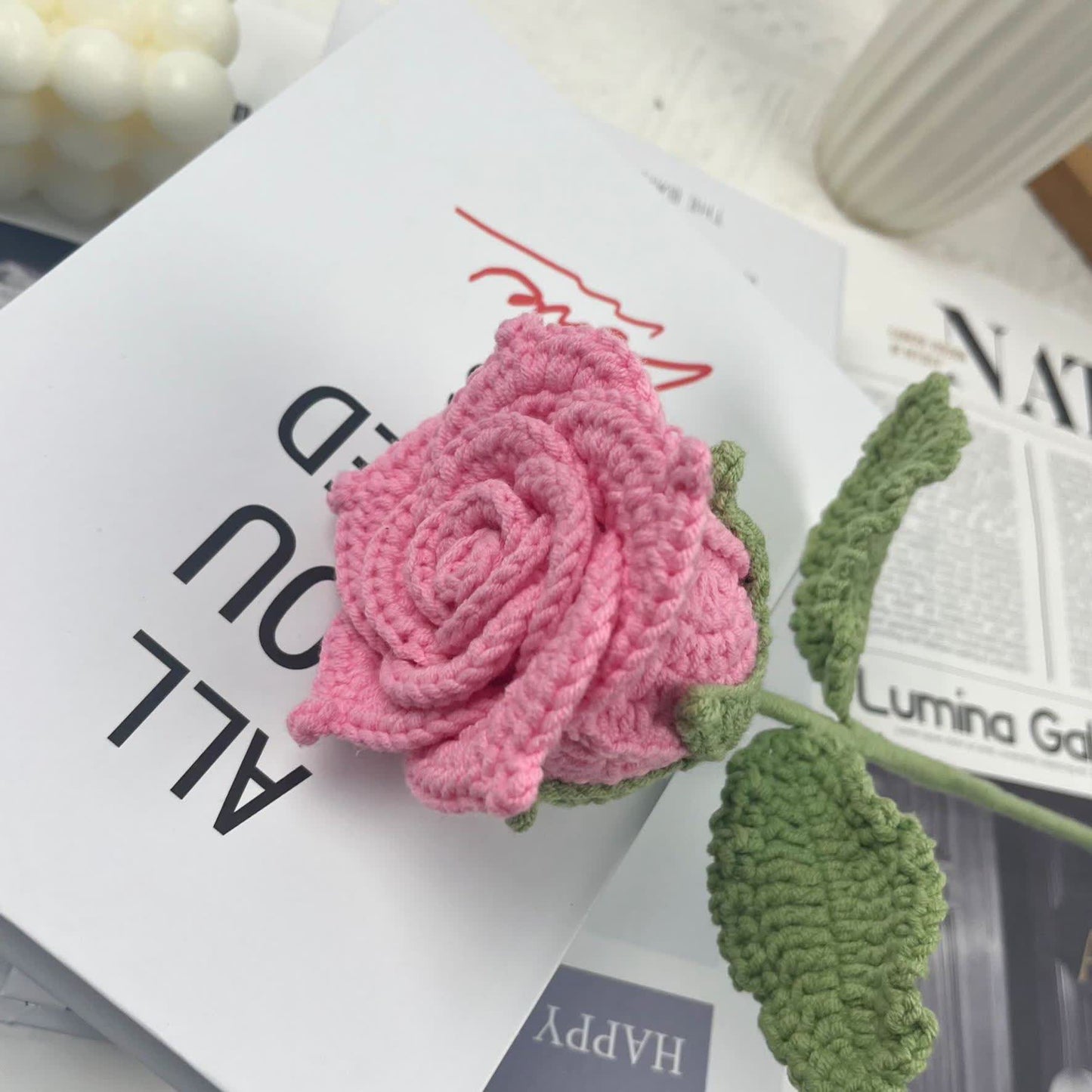 Ornement tissé à la main avec un bouquet de roses lumineuses