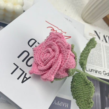 Ornement tissé à la main avec un bouquet de roses lumineuses