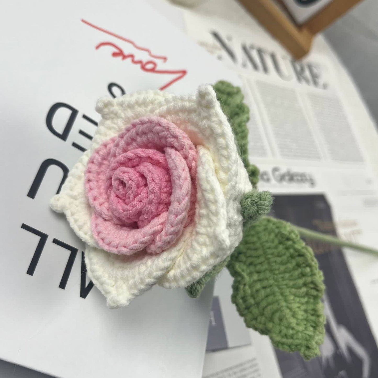 Ornement tissé à la main avec un bouquet de roses lumineuses