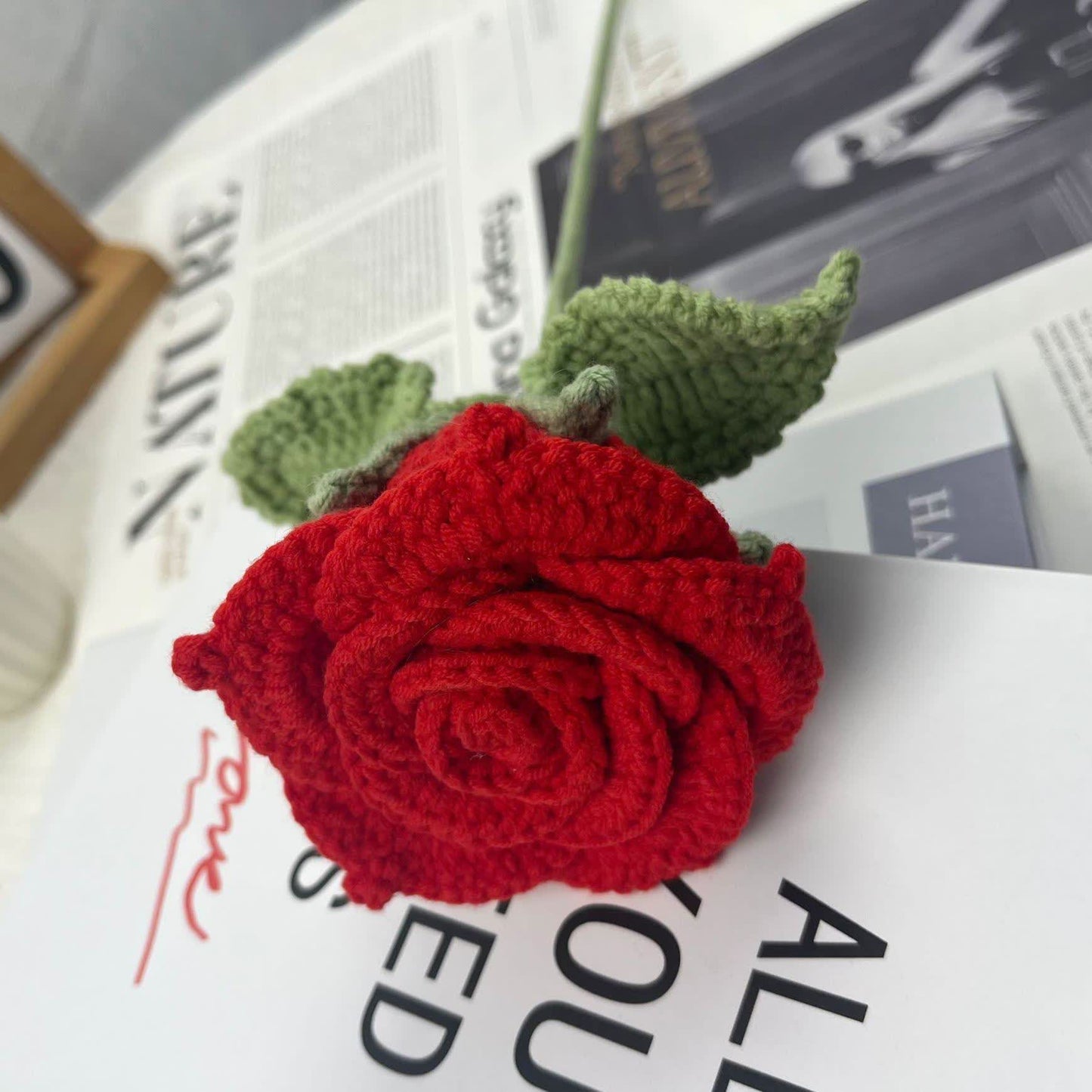 Ornement tissé à la main avec un bouquet de roses lumineuses