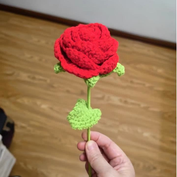 Décoration d'intérieur en fil crocheté à la main avec rose rouge