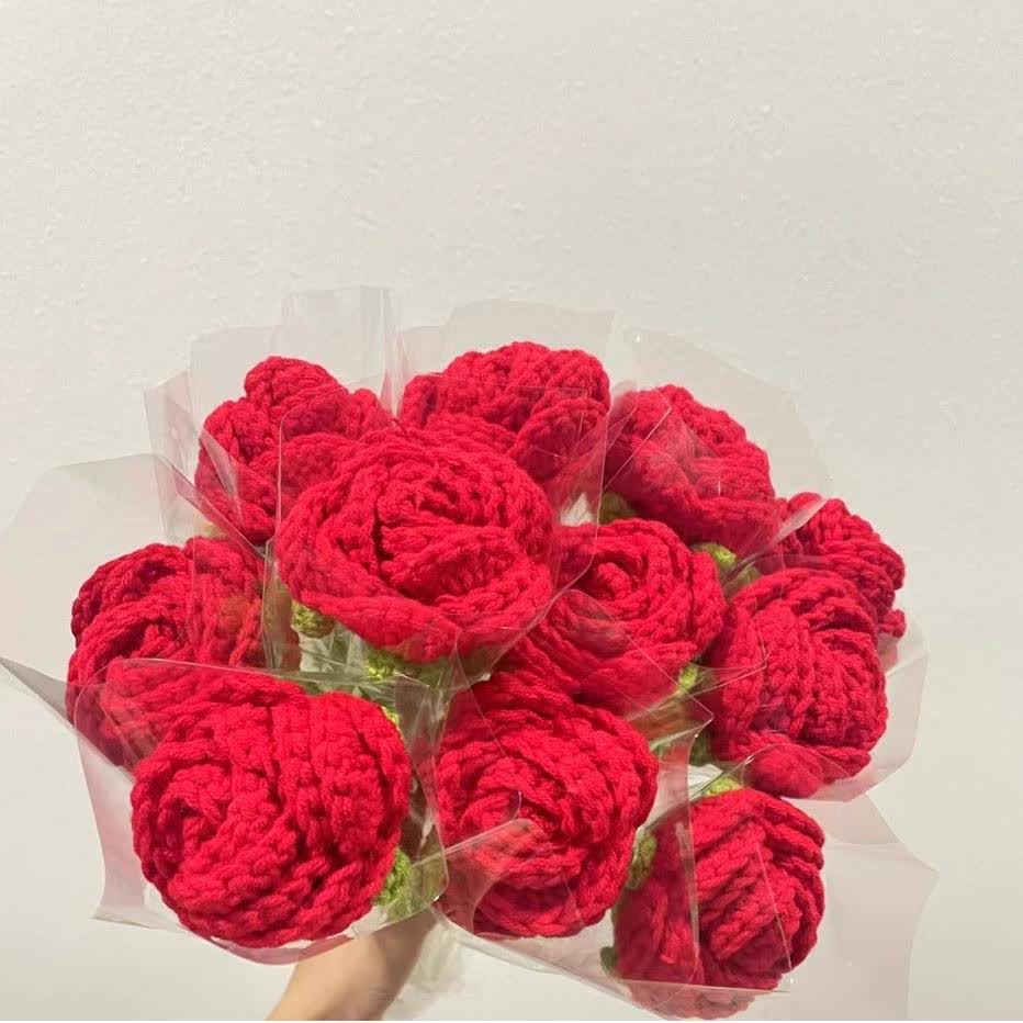 Décoration d'intérieur en fil crocheté à la main avec rose rouge