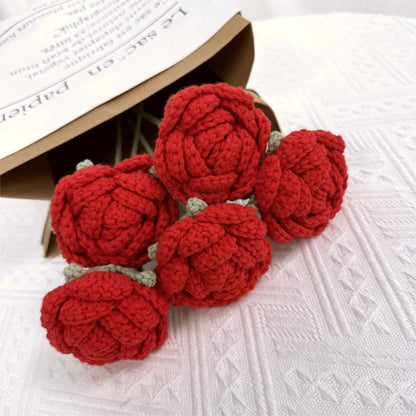 Décoration d'intérieur en fil crocheté à la main avec rose rouge