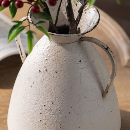 Ornement décoratif de style rétro avec vase à fleurs