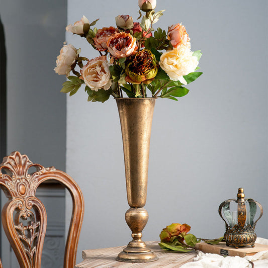 Ornement décoratif composé d'un vase doré de style vintage