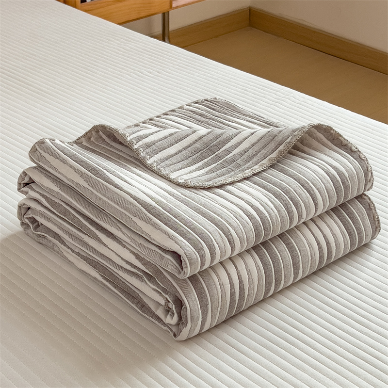 Couette respirante et confortable en gaze de coton rayée