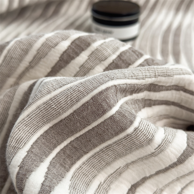 Couette respirante et confortable en gaze de coton rayée