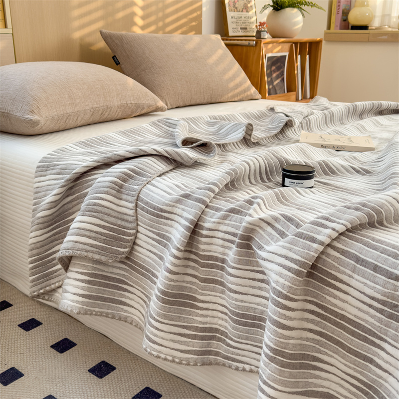 Couette respirante et confortable en gaze de coton rayée