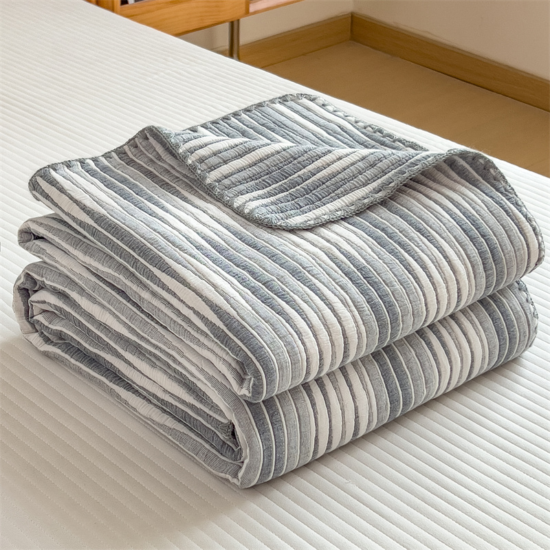 Couette respirante et confortable en gaze de coton rayée