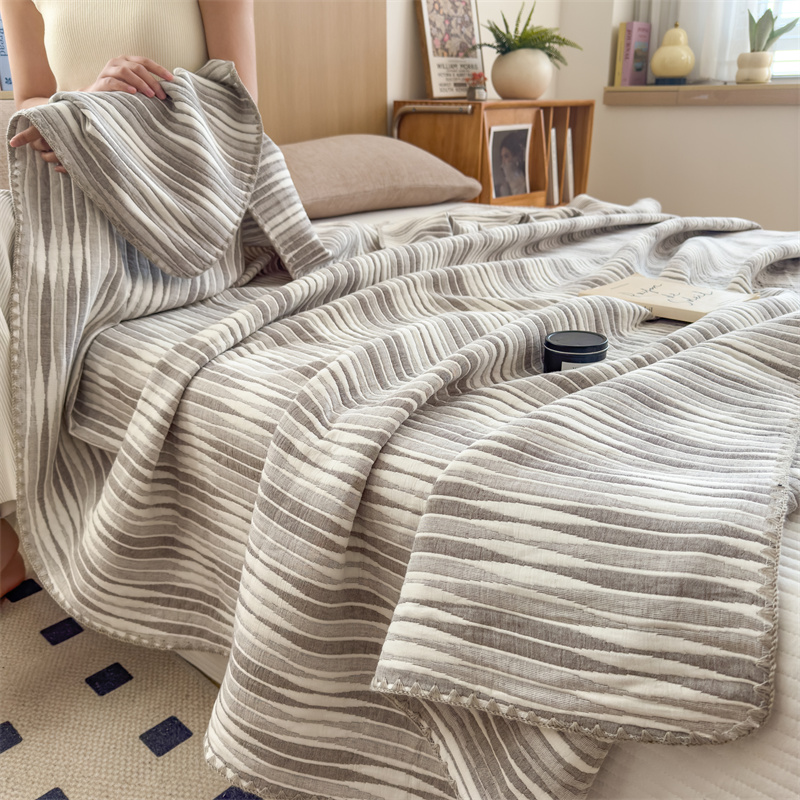 Couette respirante et confortable en gaze de coton rayée
