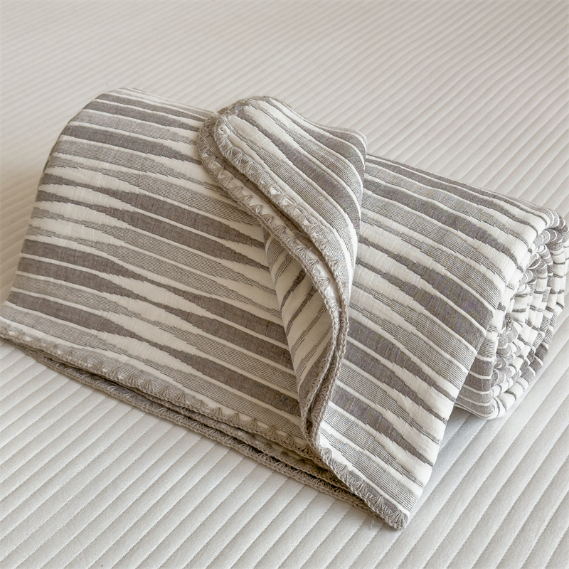 Couette respirante et confortable en gaze de coton rayée
