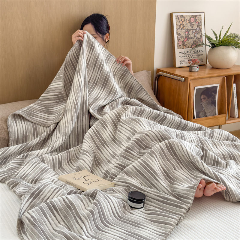 Couette respirante et confortable en gaze de coton rayée