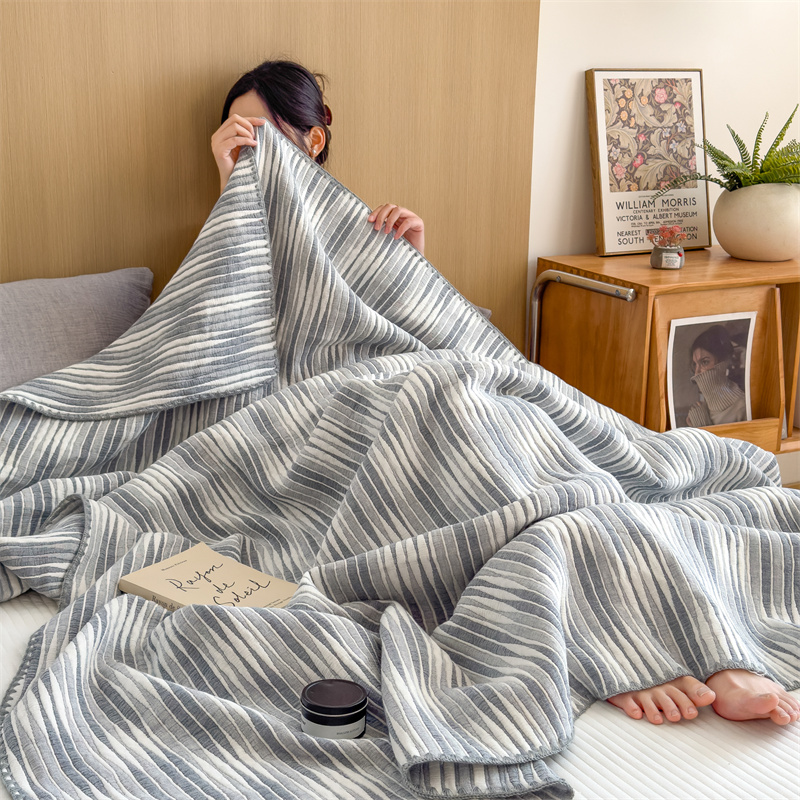 Couette respirante et confortable en gaze de coton rayée