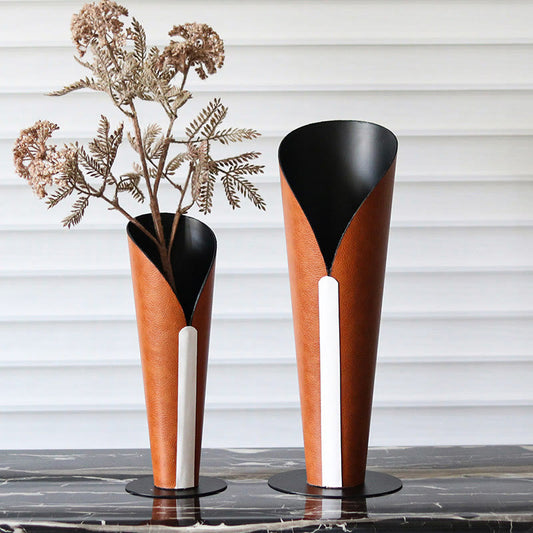 Vase torche luxueux en métal et cuir, ornement décoratif