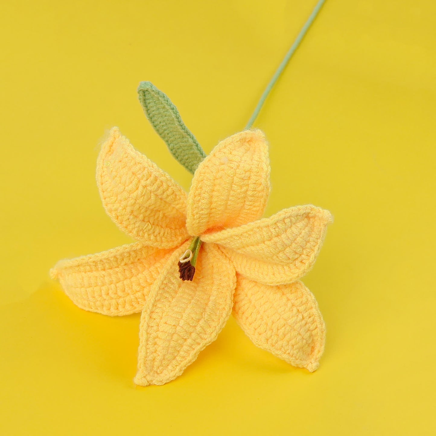 Décoration de branche de lys tricotée à la main au crochet