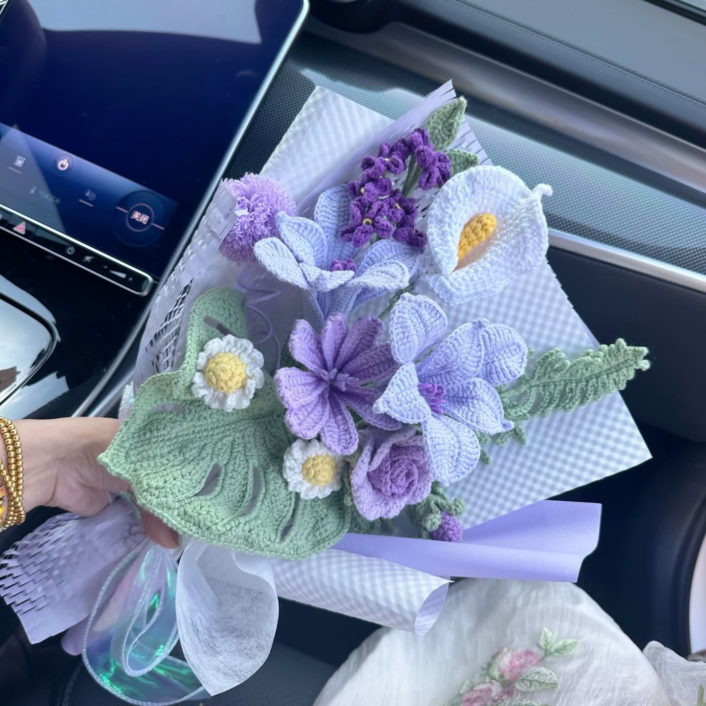 Bouquet de roses et de tournesols tricoté à la main au crochet
