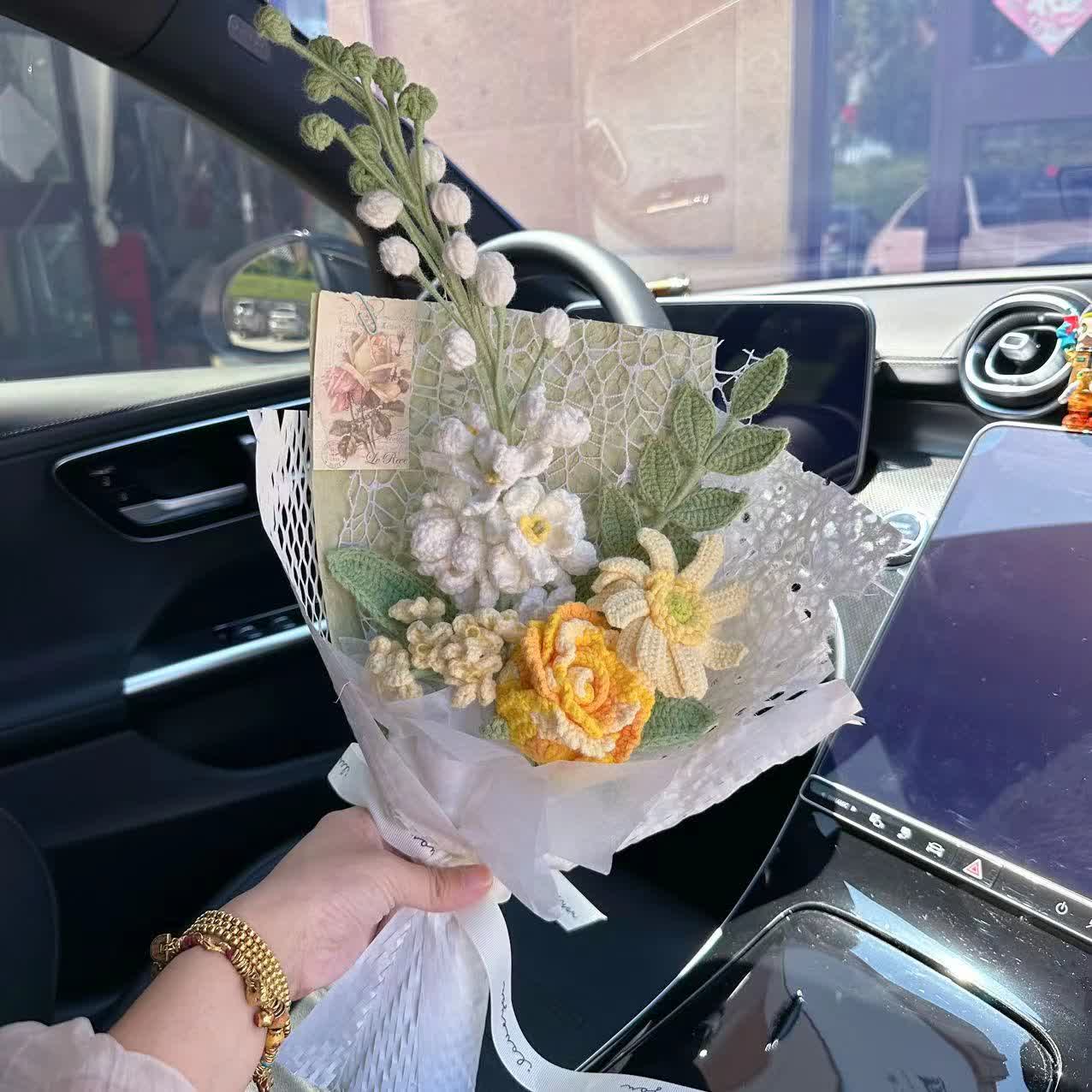 Bouquet de roses et de tournesols tricoté à la main au crochet
