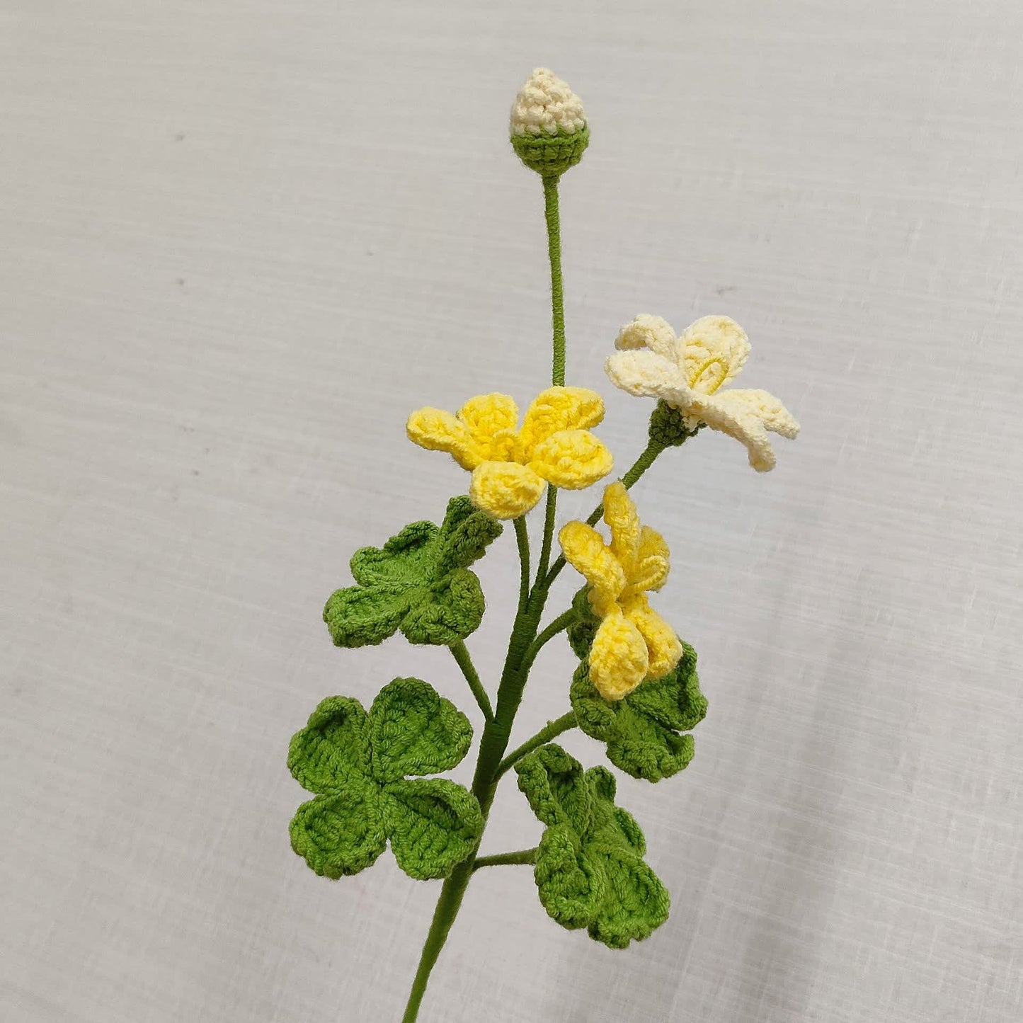 Bouquet de trèfles tricoté et crocheté à la main