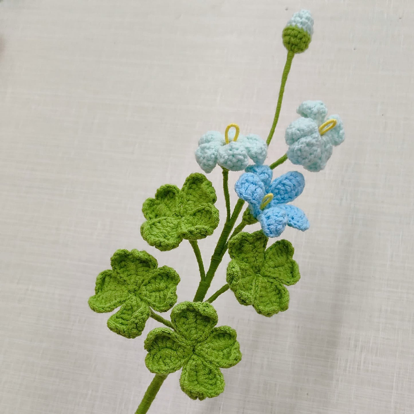 Bouquet de trèfles tricoté et crocheté à la main