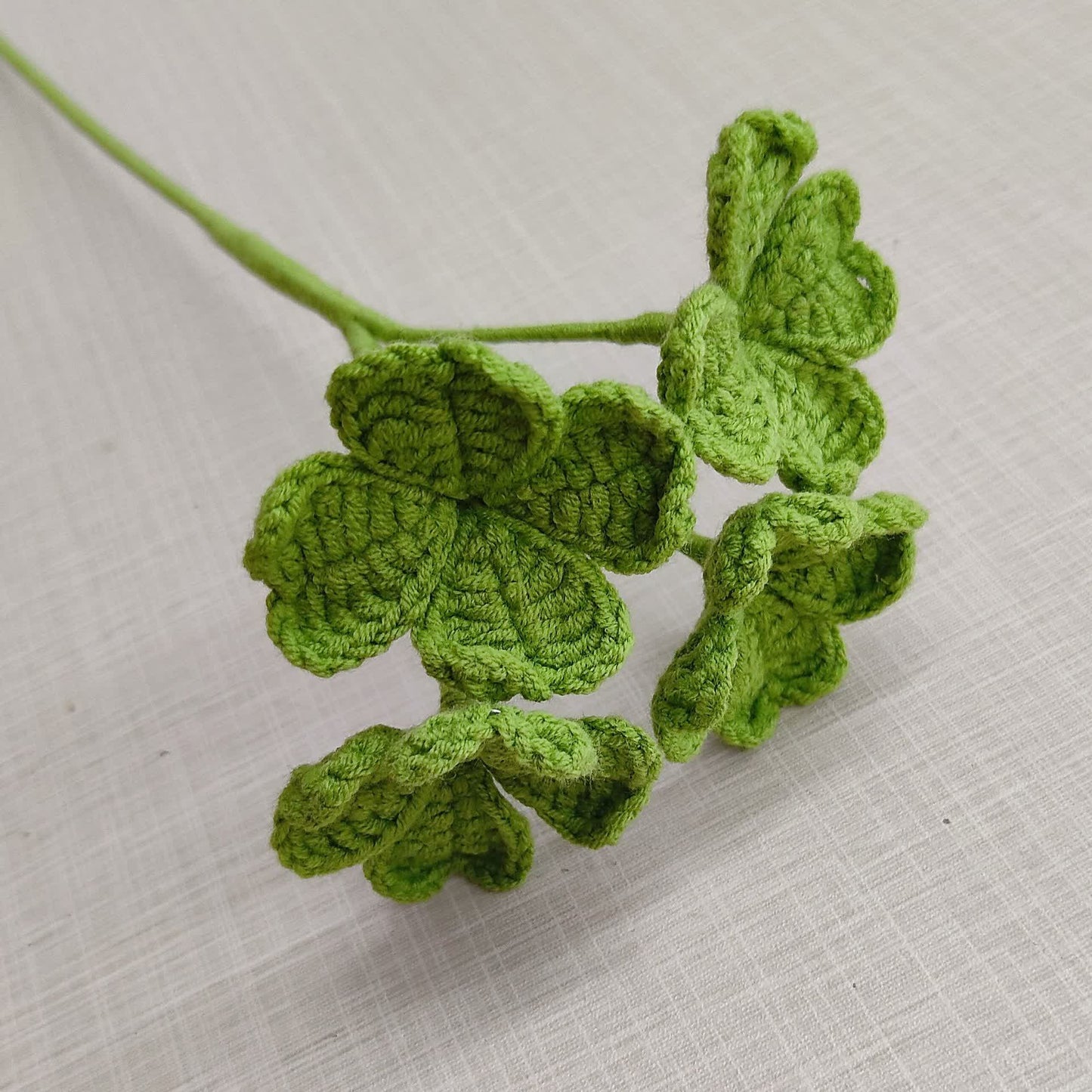 Trèfle à quatre feuilles tricoté et crocheté à la main