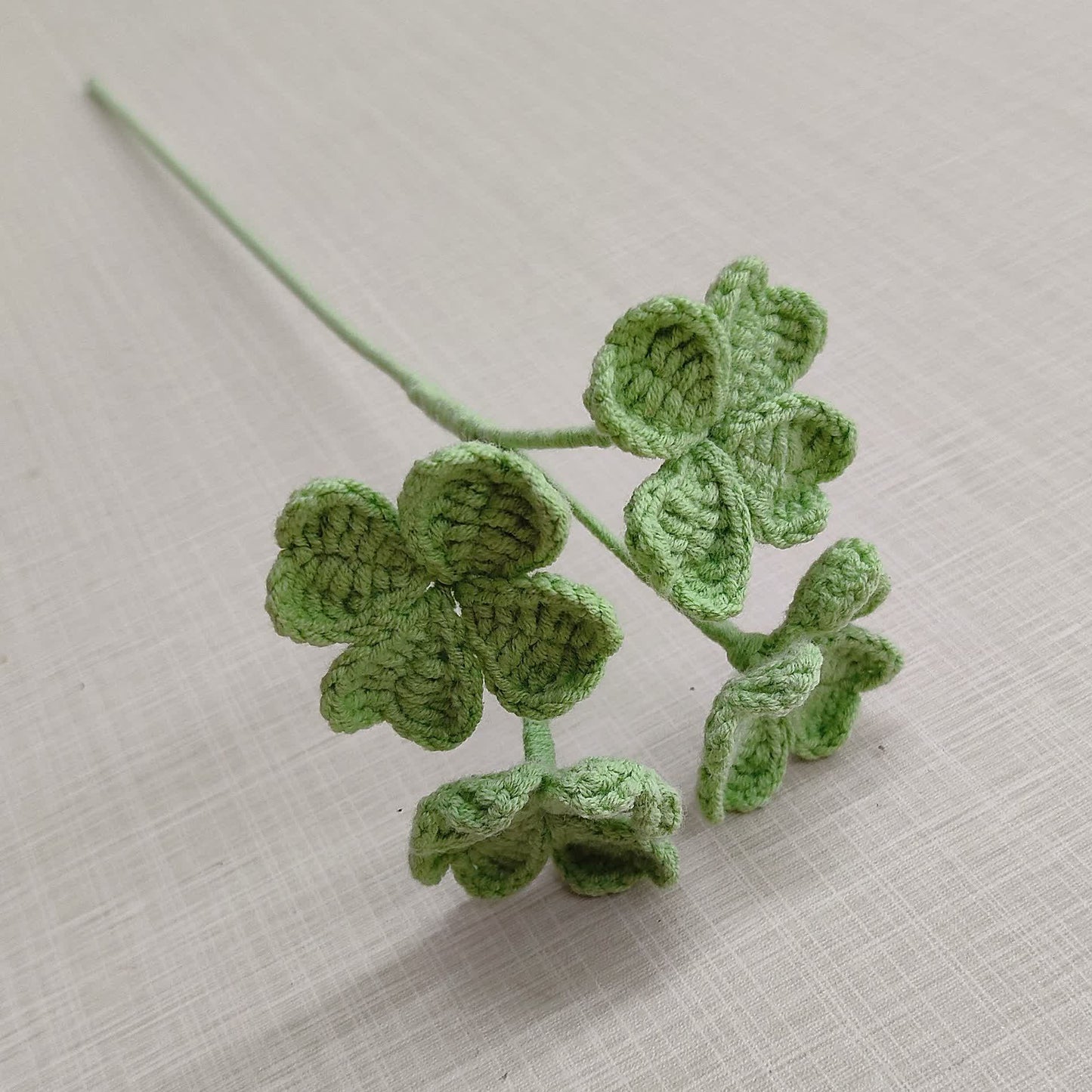 Trèfle à quatre feuilles tricoté et crocheté à la main