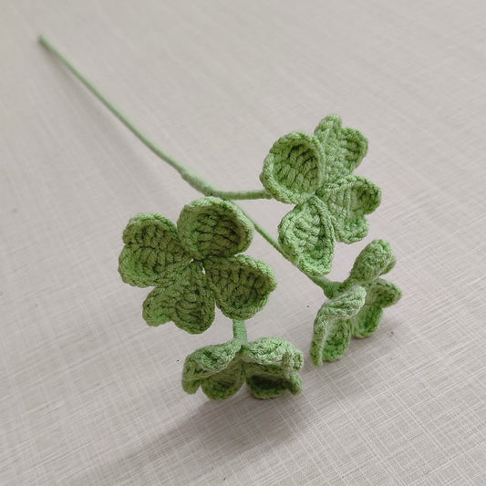 Trèfle à quatre feuilles tricoté et crocheté à la main