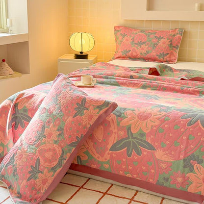 Couette en gaze douce à trois couches avec motif fraise